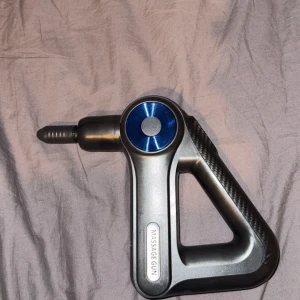 Massagepistol - Massagepistol med olika nivåer i snabbhet samt redskap till.