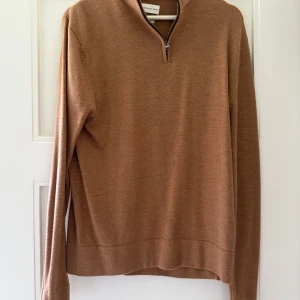 Brun stickad half zip från These Glory Days - Snygg brun stickad tröja från These Glory Days med half zip-dragkedja i halsen.  Använd några gånger 