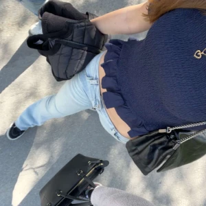 Blå topp från Gina - Super söt topp från Gina som tyvärr inte kommer till användning längre. Knappt använd och i väldigt gott skick. Hör av er vid extra frågor!