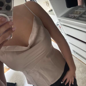 Champagnefärgad linnetopp  - Säljer en champagnefärgad linnetopp. ( Har inte strykt plager )