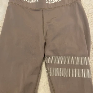 Stronger tights - Beiga stronger tränings byxor. Några defekter men annars bra, pris kan diskuteras