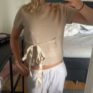 Zara Tröja med knyte  -   ur snygg trendig Zara tröja med knyte strl s💕pris kan alltid diskuteras 