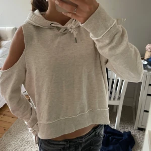 Hoodie  - Jätte fin och cool hoodie från Hollister! Det står storlek L på etiketten men den sitter som S. Det finns inga defekter på tröjan 💕💕