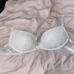 Intimissimi bh - Säljer en vit och lite glittrig bh från intimissimi med pushup. I fint skick knappt använd. Storlek 75 b.