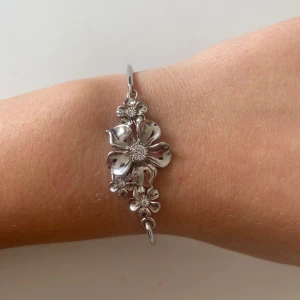 Silverarmband från Ioaku - Säljer ett armband/cuff ifrån ioaku, då det är för stort. Armbandet är helt nytt och har aldrig använts. Kommer i originalförpackning. Orginalpris: 599kr