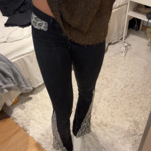 Svarta jeans med leoparddetaljer - Lågmidjade Levis jeans som jag sytt om till bootcut med detaljer på fickorna, innerbenslängd 79 cm