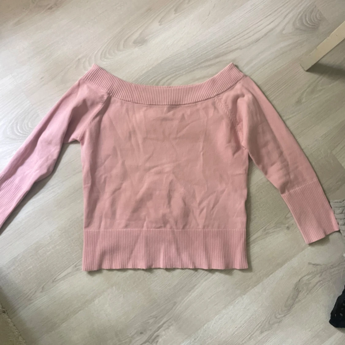 Ljusrosa offshoulder stickad tröja - 2