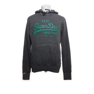 Superdry hoodie  - Superdry hoodie - Grå med gröna detaljer - Storlek: Large - Mycket bra skick - Mitt pris: 399kr - hör av dig vid funderingar 💫