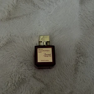 Baccarat Rouge 540 Extrait 70ml - Lyxig parfym från Maison Francis Kurkdjian, Baccarat Rouge 540 Extrait de Parfum. Flaskan är djup röd med guldig fyrkantig kork och etikett. Kommer i originalförpackning med elegant röd och vit box. Innehåller 70 ml. Perfekt för dig som älskar exklusiva dofter. Och den är lite använd 
