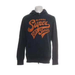 Superdry hoodie  - Superdry hoodie - Svart med orangea detaljer - Storlek: Medium - Mycket bra skick - Mitt pris: 399kr - hör av dig vid funderingar 💫