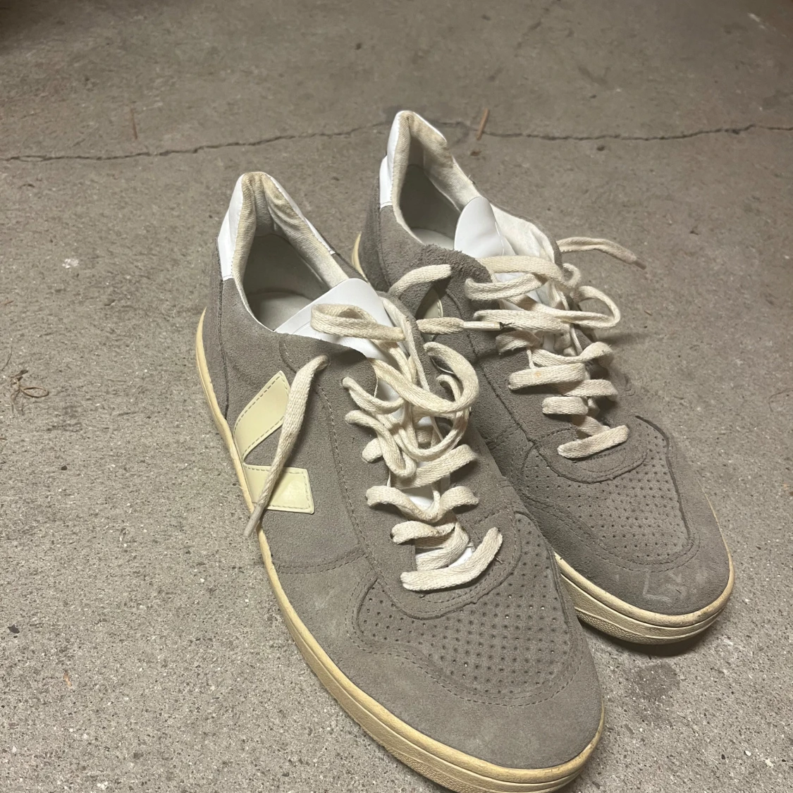 Grå sneakers från Veja, storlek 42