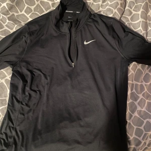 Nike sportwear tröja  - Använt ibland under vintern. Jätte skön tröja för kalla dagar. Storlek M | Skick: 8/10
