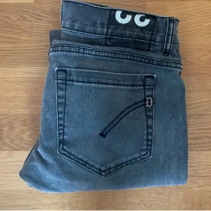 Dondup George  - Dondup George Jeans i grå färg. Storlek 31. Skick 9/10. Självklart äkta. Skriv dm för fler foton eller frågor. 