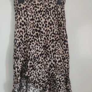 Leopard kjol  - Använd några gånger, den är i storlek S men jag här storlek M och kunde ha den 
