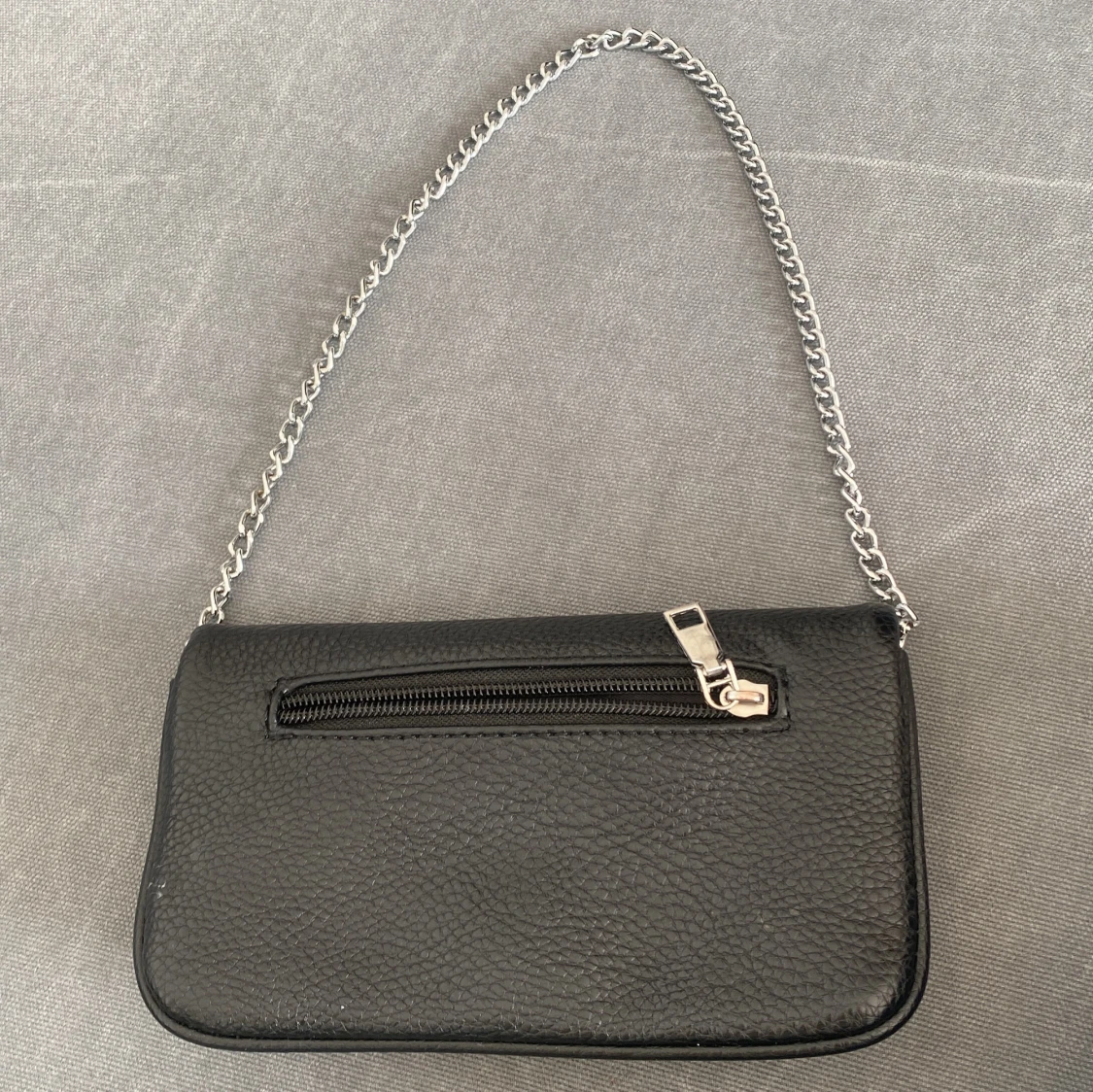 Svart axelväska med kedja - 1