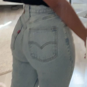 Levi's 70s High Slim Straight Jeans - Snygga ljusblå Levi's jeans i modellen 70s High Slim Straight. De är högmidjade med en rak passform och klassisk femficksdesign. Perfekta för en stilren look. Slits längst ner på insidan, går att sy ihop om man inte gillar slitsar☺️Passar för dig med stl 25-27 skulle jag säga.