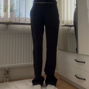 Kostymbyxor från Bik Bok - Snygga svarta byxor från Bik Bok. Vera Tall‼️