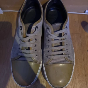 Beige lanvins  - Snygga beigea lanvins med bruna detaljer och snörning. Skorna har en klassisk design med rund tå och en vit sula som ger en stilren look. Perfekta för en avslappnad stil. Hör av er vid funderingar och de görs även rent innan köp! 