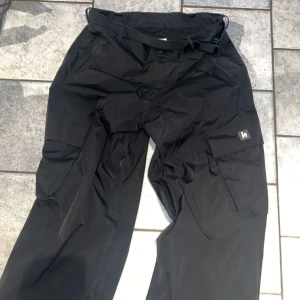 Harlaut cargo byxor  - tjena, jag säljer ett par feta harlaut byxor! de är använda 1 säsong och är i väldigt fint skick den enda nackdelen med byxorna är att det är lite slitningar längst ner på byxan men inget som syns på! köpta för 2100kr, pris kan diskuteras 