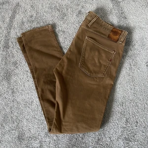 Replay Anbass Jeans  - Tja! Säljer dem här snygga Replay Jeansen. Storlek W34 L34, Skick 8/10, Färg Brun, Nypris cirka 1200 nu endast 229kr! Hör av er vid minsta lilla fråga eller fundering! 
