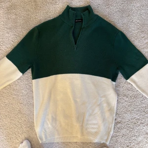 Grön och vit tröja från LCW Casual - Säljer en snygg grön och vit tröja från LCW Casual. Tröjan har en dragkedja vid halsen och är långärmad med ribbade muddar. Perfekt för en stilren look. Storlek M. Mycket bra skick