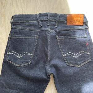 Replay Anbass - Säljer ett par feta Replay Anbass Jeans i nyskick! Helt oanvända men saknar lapp… Storlek 29/32 och är riktigt sköna. Hör av dig vid funderingar👌