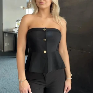 Tubtopp - Säljer denna fina tubtoppen från Veromoda med guldiga knappar. Använd 1 gång så tröjan är som ny.💕