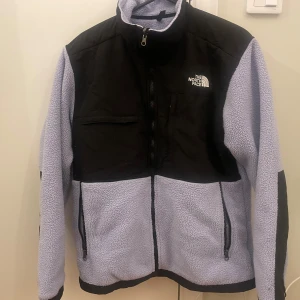 Ljuslila fleecejacka från The North Face - Köpt från The North Face hemsida, väldigt bra skick