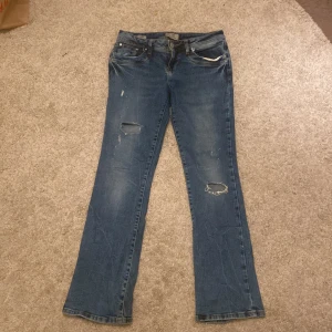 Ltb Valerie Jeans - Säljer dessa super fina jeansen ifrån Ltb. Jag har klippt bort tyget som var bakom hålen och jeansens bakre ögla har lossnat men det är lätt att fixa. Annars i bra skick och själva plagget ska ha målarfärgs fläckar💕