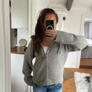Stickad kofta Zara  - Grå stickad kofta från Zara!! Passar perfekt nu till våren å sommaren💋💋🫶🏽