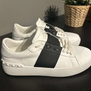 Valentino Garavani sneakers i vitt och svart - Säljer mina Valentino Garavani Open då jag inte använder dom längre. Använda en gång. Box finns kvar 