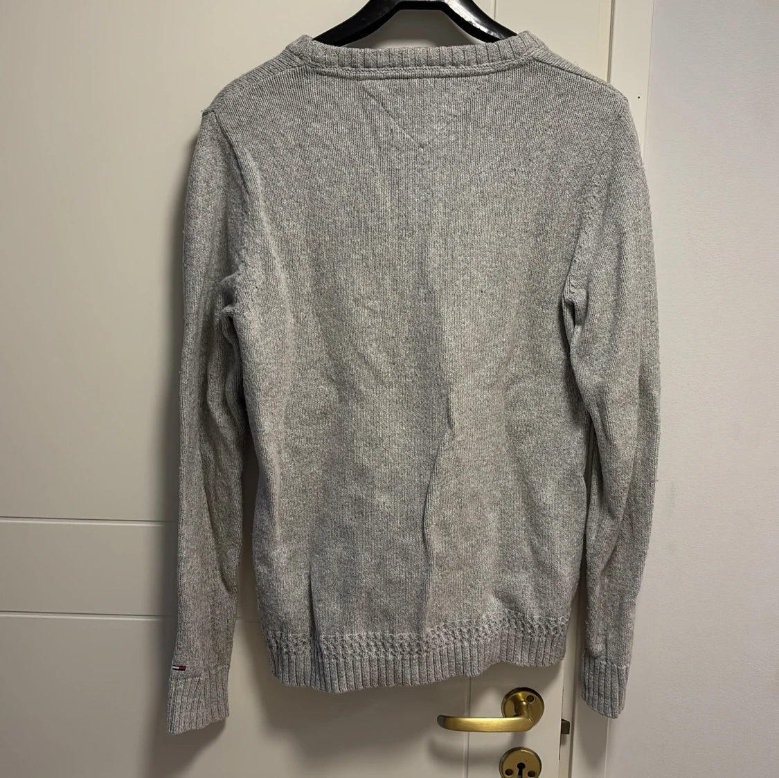 Grå stickad tröja från Hilfiger Denim - 1