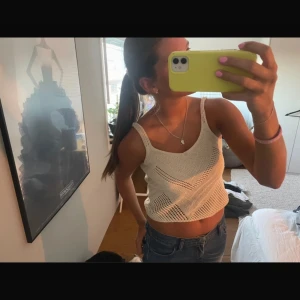 Vit stickad linnetopp  - Säljer en snygg vit stickad linnetopp från JDY.  Kommer ej till användning annars bra skick 🌟🥰