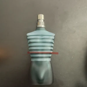 Jean paul gaultier  - Säljer en ikonisk parfymflaska från Jean Paul Gaultier, lite mer än hälften kvar. Cirka 50ML 