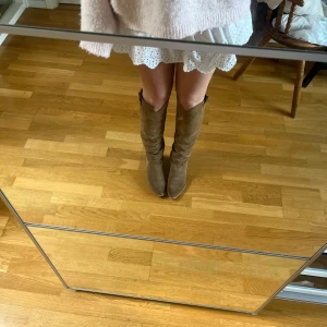 Mocka stövlar  - Skit snygga stövlar i mocka från Felmini, fint skick och as snygga till vår, sommar och höst, ny pris ca 2900kr 💕