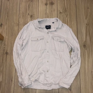 Vit skjorta från Only & Sons - Säljer en stilren vit skjorta från Only & Sons. Skjortan har långa ärmar och två bröstfickor med knappar. Perfekt för en avslappnad men ändå snygg look.
