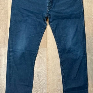 Mörkblå jeans från Jacob Cohen - Snygga mörkblå jeans från jacob cohen pris kan diskuteras om du ör intresserad av att köpa dem