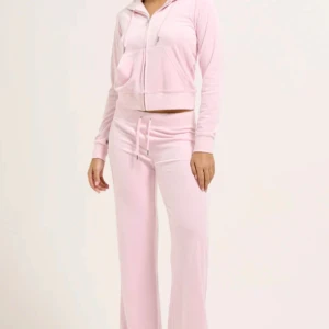 Monogram Juicy Couture set - Säljer ett set från Juicy Couture nya monogram colletionen helt nytt, aldrig använd. Hoodien är stl S byxorna är stl L och lågmidjade❤️