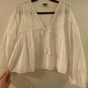 Söt blus - Supersöt blus från Gina tricot. Är lite kortare i modellen så skulle kategorisera denna som M-L. 