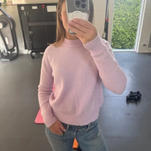 Ljuslila/rosa stickad tröja - Säljer en mysig ljuslila/rosa stickad tröja med rund hals och långa ärmar. Perfekt för kyliga dagar och lätt att matcha med jeans eller kjol. 