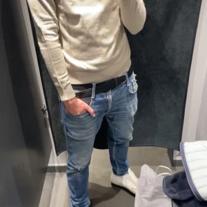 Replay anbass  - Jätte snygga replay anbass i fint skick dom har ett hål på knäet vilket gör en extra touch till jeansen, hör av er vid frågor!