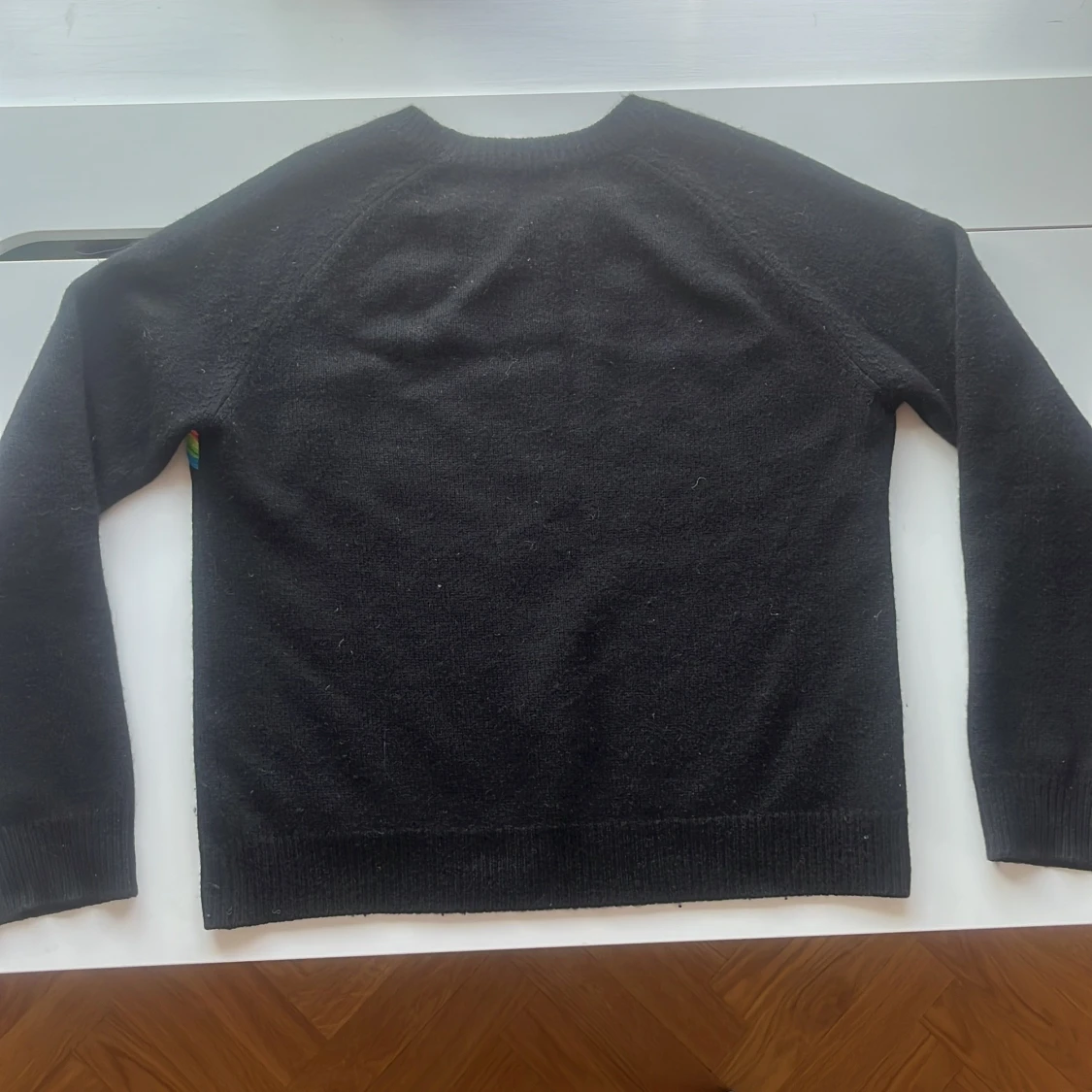 Svart tröja med regnbågsdetaljer från From Future - 1