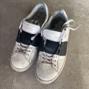 Valentino opens - Jag vill sälja mina svarta valetinos för jag vill köpa nya skor. Dom har 2 hål där bak i varje sko så när de e blött kan de bli lite blött i skorna men annars går de bra. Pris går att diskutera 