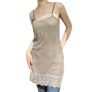 Tunn brun klänning - Tunn och luftig brun klänning med vackra spetsdetaljer. Köpt second hand men har inga defekter. Uppskattar till storlek S-M då den passar utmärkt på mig som bär både M och S. Jag är 179 cm lång och klänningen går ca 1 dm ovanför knäna på mig. Så gullig! 