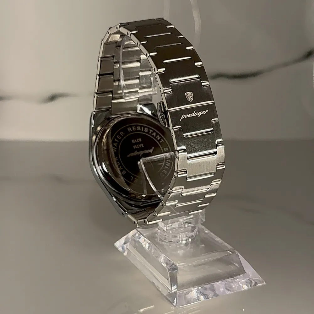 Stilren silverfärgad klocka med BLÅ urtavla och datumvisning. Armbandet är i rostfritt stål och har en säkerhetslåsning. Perfekt för den som gillar en klassisk och tidlös look. BOX, EXTRA LÄNK och LÄNKJUSTERARE medföljer! PRISET KAN DISKUTERAS VID SNABB AFFÄR!. Asusteet.