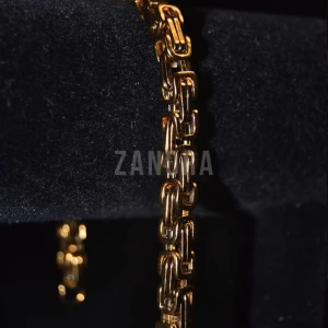 | ZANORA | ROSTFRITT STÅL GOLD TONING | 22CM - 6MM |  - ZANORA Armband i rostfritt stål med gold toning, 6 mm brett och 22 cm långt, ger ett elegant och modernt utseende. Detta stiliga armband passar både till vardag och fest och är tillverkat för att hålla länge. Tåligt och vattentåligt för långvarig användning. ZANORA, grundat 2024, skapar smycken som kombinerar stil och hållbarhet. Har du några frågor? Tveka inte att kontakta oss! Följ oss på sociala medier: Instagram: @Zanora.Store TikTok: @Zanora.store 