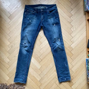 Nudie Jeans - Säljer nu dessa sjukt snygga och unika jeansen från Nudie! Jeansen är 34/33 och sitter slim, 9/10 skick. Hör av er vid funderingar!