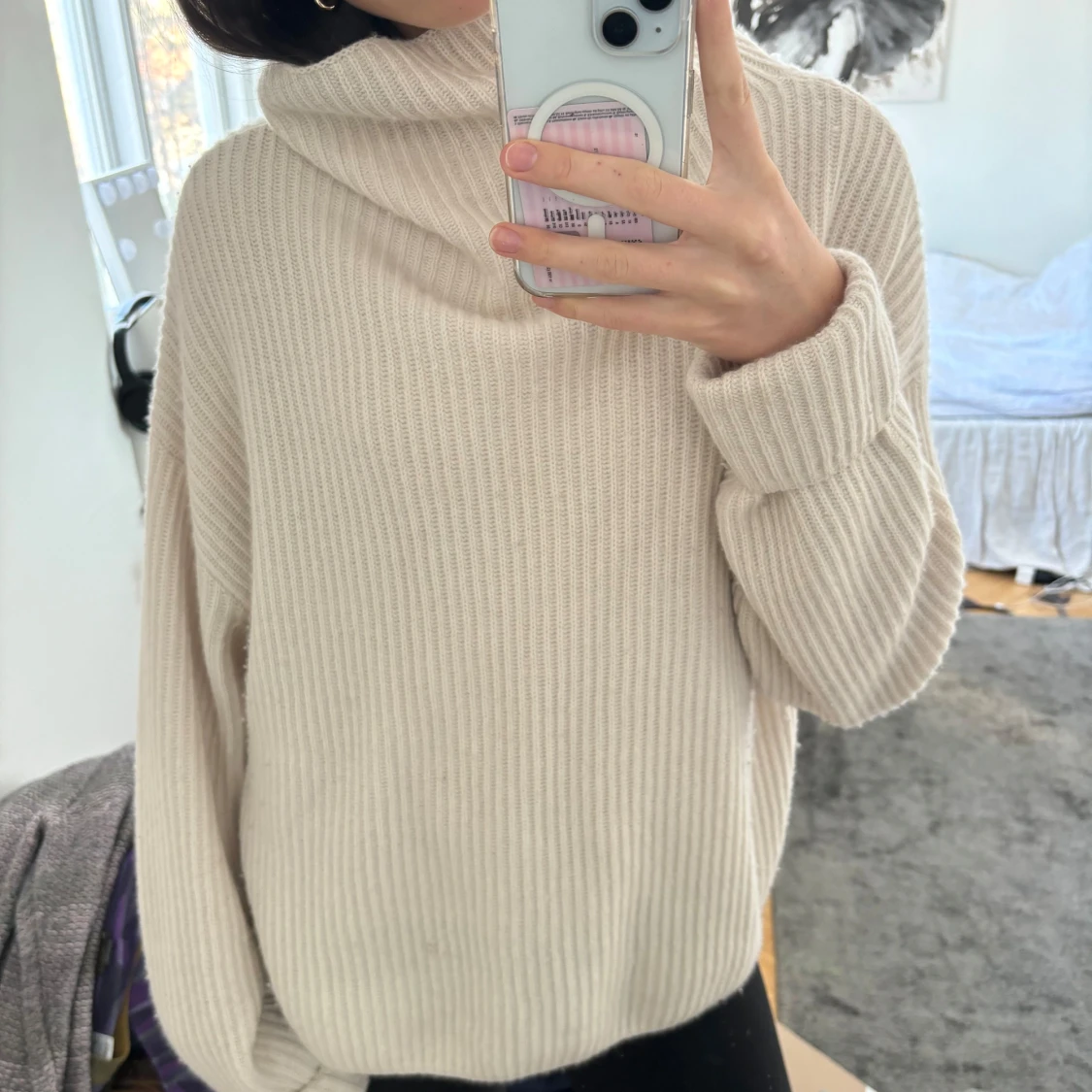 Vit cremevit stickad tröja i cashmere 