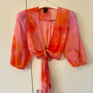 Blus - Vacker blus med trekvartsärmar i storlek M. Endast använd en gång. 