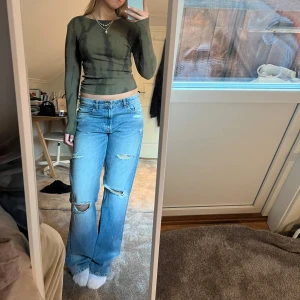 Grön camouflagemönstrad topp - Säljer en grön camouflagemönstrad topp med lång ärm. Toppen har en tight passform och är perfekt för en cool och avslappnad stil. Den är ribbad❤️storlek M men passar S 